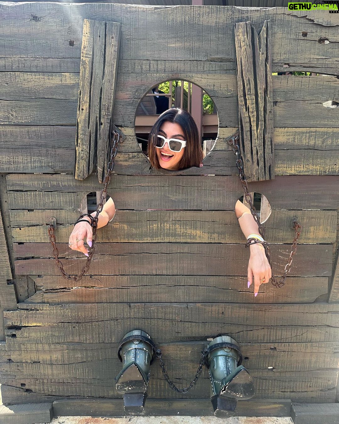 Akanksha Puri Instagram - I am not ready for Monday .. can i have another Sunday plzzzzz…🙈 . . #monday #mondayblues #fun #instagram #instadaily #photooftheday #picoftheday #love #smile #fitandfabulous #beingme #akankshapuri #❤️