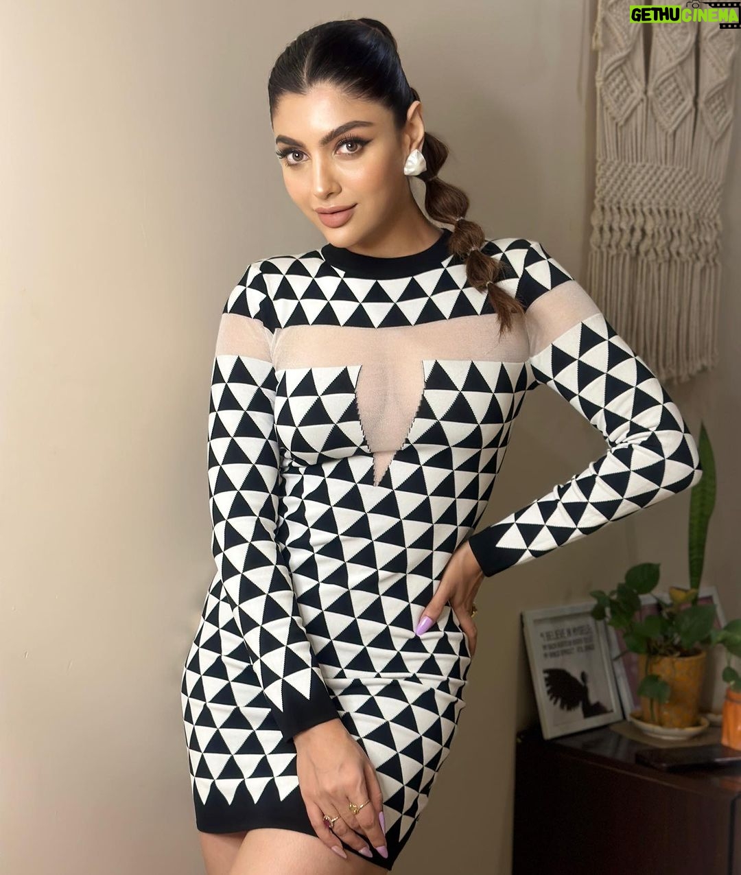 Akanksha Puri Instagram - Happiness looks beautiful on me ….. isn’t it ????? . . Pic credit @salmasayyed47 Hair @salmasayyed47 . . #fashion #picoftheday #photooftheday #photography #instagood #instagram #beauty #fitandfabulous #beingme #akankshapuri #❤️