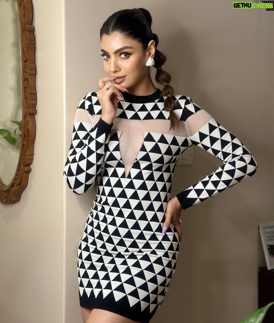 Akanksha Puri Instagram - Happiness looks beautiful on me ….. isn’t it ????? . . Pic credit @salmasayyed47 Hair @salmasayyed47 . . #fashion #picoftheday #photooftheday #photography #instagood #instagram #beauty #fitandfabulous #beingme #akankshapuri #❤️
