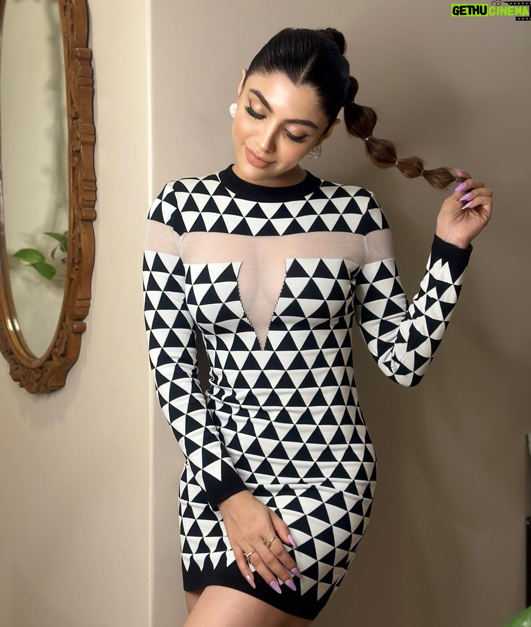 Akanksha Puri Instagram - Happiness looks beautiful on me ….. isn’t it ????? . . Pic credit @salmasayyed47 Hair @salmasayyed47 . . #fashion #picoftheday #photooftheday #photography #instagood #instagram #beauty #fitandfabulous #beingme #akankshapuri #❤️