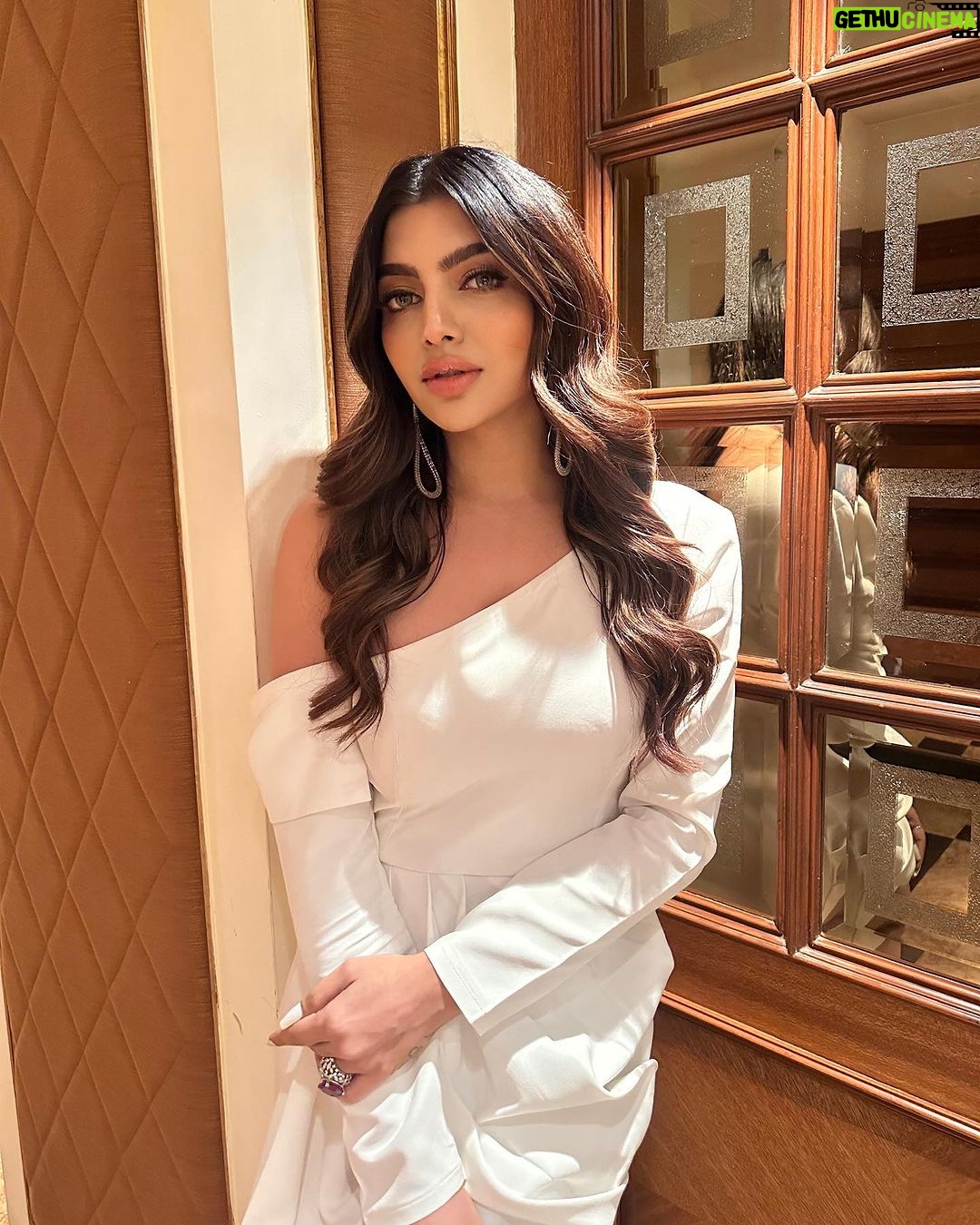 Akanksha Puri Instagram - Embrace the power of positivity 🤩❤️ . . #possitivevibes #love #beauty #smile #ootd #instagood #instagram #picoftheday #photooftheday #fashion #style #lifestyle #happy #fitandfabulous #beingme #akankshapuri #❤️ . . Hair / Make up @salmasayyed47 Outfit by - @Papzclothing Styled by - @Littlepuffsofhappiness & @styleitupwithraavi Taj Lands End, Mumbai