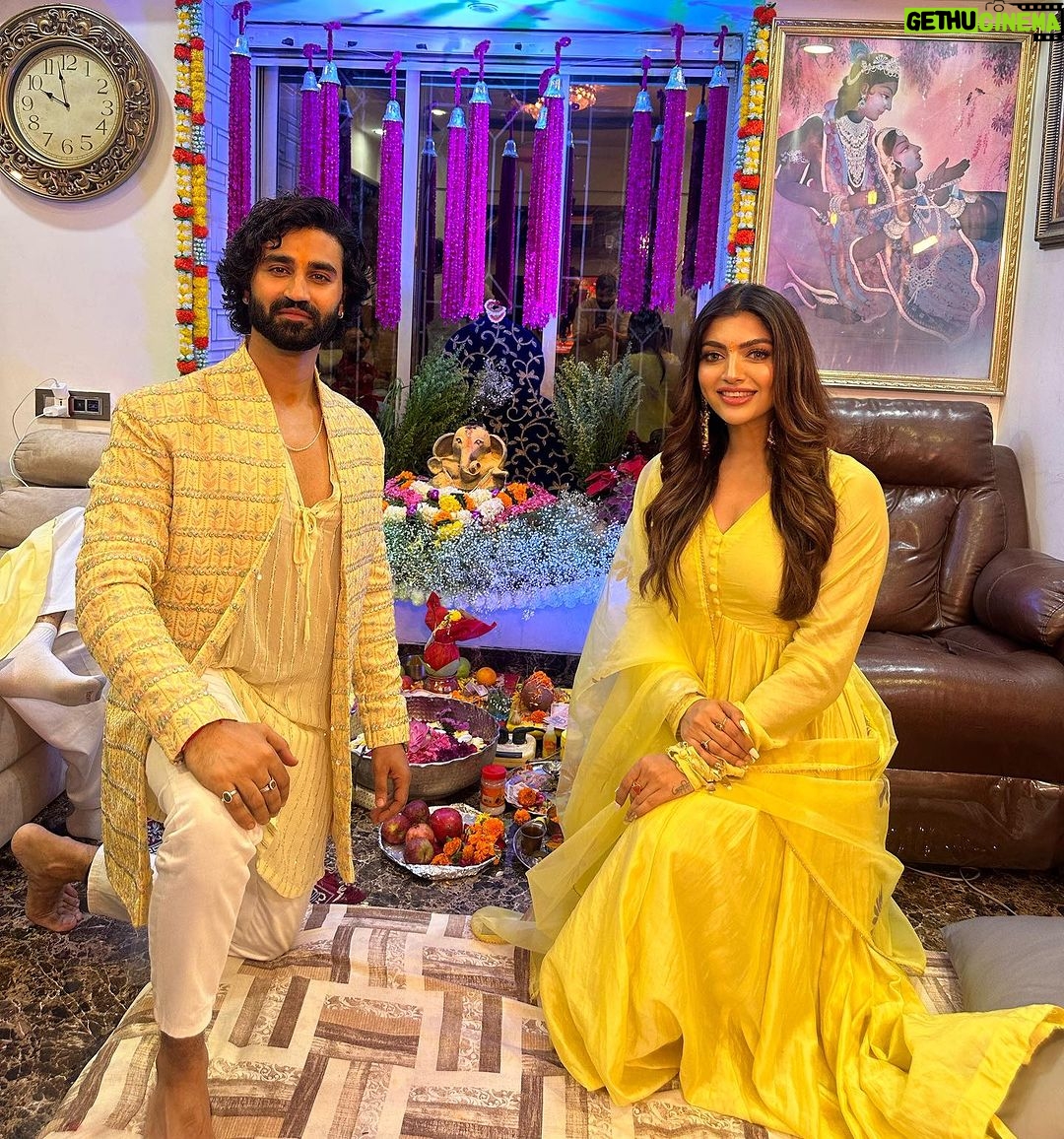 Akanksha Puri Instagram - Sukhkarta Dukhharta ❤️💫 Vighnaharta Ganesha 🙏 Thanks @arryamanseth for having me over to seek blessings from Bappa 🤩🙏 . #vighnahartaganesh #picoftheday #photooftheday #ganpatibappamorya #jaiganesh #bappa #ganeshchaturthi #happy #goodvibes #beingme #akankshapuri #❤️ . . Styled by @litittlepuffsofhappiness @styleitupwithraavi Outfit @shoptahra x @manalirawat