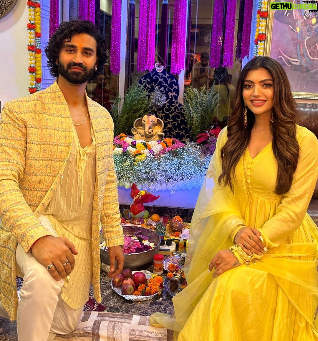 Akanksha Puri Instagram - Sukhkarta Dukhharta ❤️💫 Vighnaharta Ganesha 🙏 Thanks @arryamanseth for having me over to seek blessings from Bappa 🤩🙏 . #vighnahartaganesh #picoftheday #photooftheday #ganpatibappamorya #jaiganesh #bappa #ganeshchaturthi #happy #goodvibes #beingme #akankshapuri #❤️ . . Styled by @litittlepuffsofhappiness @styleitupwithraavi Outfit @shoptahra x @manalirawat