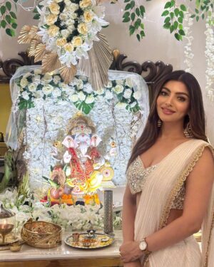 Akanksha Puri Instagram - I feel so blessed this year 💕It has been such a beautiful experience this Ganesh Chaturthi ❤️
Thanks @gauravsbajaj @vishal.singh786 for having me over to seek blessings from your Bappa 🙏😊
.

#ganpatibappamorya #festivevibes #ganeshchaturthi #indian #ethinicwear #fashion #style #picoftheday #photooftheday #fitness #fitandfabulous #beingme #akankshapuri #❤️ 

.

Outfit  @pritisahnidesigns 
Styled by @litittlepuffsofhappiness @styleitupwithraavi