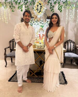 Akanksha Puri Instagram - I feel so blessed this year 💕It has been such a beautiful experience this Ganesh Chaturthi ❤️
Thanks @gauravsbajaj @vishal.singh786 for having me over to seek blessings from your Bappa 🙏😊
.

#ganpatibappamorya #festivevibes #ganeshchaturthi #indian #ethinicwear #fashion #style #picoftheday #photooftheday #fitness #fitandfabulous #beingme #akankshapuri #❤️ 

.

Outfit  @pritisahnidesigns 
Styled by @litittlepuffsofhappiness @styleitupwithraavi