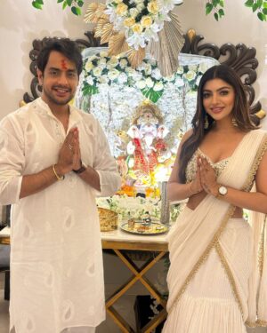 Akanksha Puri Instagram - I feel so blessed this year 💕It has been such a beautiful experience this Ganesh Chaturthi ❤️
Thanks @gauravsbajaj @vishal.singh786 for having me over to seek blessings from your Bappa 🙏😊
.

#ganpatibappamorya #festivevibes #ganeshchaturthi #indian #ethinicwear #fashion #style #picoftheday #photooftheday #fitness #fitandfabulous #beingme #akankshapuri #❤️ 

.

Outfit  @pritisahnidesigns 
Styled by @litittlepuffsofhappiness @styleitupwithraavi