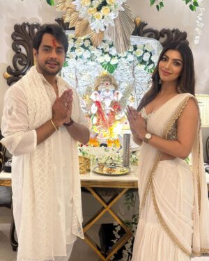 Akanksha Puri Instagram - I feel so blessed this year 💕It has been such a beautiful experience this Ganesh Chaturthi ❤️
Thanks @gauravsbajaj @vishal.singh786 for having me over to seek blessings from your Bappa 🙏😊
.

#ganpatibappamorya #festivevibes #ganeshchaturthi #indian #ethinicwear #fashion #style #picoftheday #photooftheday #fitness #fitandfabulous #beingme #akankshapuri #❤️ 

.

Outfit  @pritisahnidesigns 
Styled by @litittlepuffsofhappiness @styleitupwithraavi