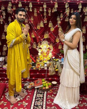 Akanksha Puri Instagram - I feel so blessed this year 💕It has been such a beautiful experience this Ganesh Chaturthi ❤️
Thanks @gauravsbajaj @vishal.singh786 for having me over to seek blessings from your Bappa 🙏😊
.

#ganpatibappamorya #festivevibes #ganeshchaturthi #indian #ethinicwear #fashion #style #picoftheday #photooftheday #fitness #fitandfabulous #beingme #akankshapuri #❤️ 

.

Outfit  @pritisahnidesigns 
Styled by @litittlepuffsofhappiness @styleitupwithraavi