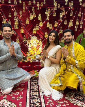 Akanksha Puri Instagram - I feel so blessed this year 💕It has been such a beautiful experience this Ganesh Chaturthi ❤️
Thanks @gauravsbajaj @vishal.singh786 for having me over to seek blessings from your Bappa 🙏😊
.

#ganpatibappamorya #festivevibes #ganeshchaturthi #indian #ethinicwear #fashion #style #picoftheday #photooftheday #fitness #fitandfabulous #beingme #akankshapuri #❤️ 

.

Outfit  @pritisahnidesigns 
Styled by @litittlepuffsofhappiness @styleitupwithraavi