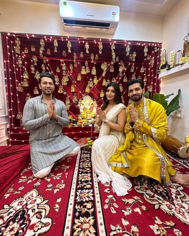 Akanksha Puri Instagram - I feel so blessed this year 💕It has been such a beautiful experience this Ganesh Chaturthi ❤️ Thanks @gauravsbajaj @vishal.singh786 for having me over to seek blessings from your Bappa 🙏😊 . #ganpatibappamorya #festivevibes #ganeshchaturthi #indian #ethinicwear #fashion #style #picoftheday #photooftheday #fitness #fitandfabulous #beingme #akankshapuri #❤️ . Outfit @pritisahnidesigns Styled by @litittlepuffsofhappiness @styleitupwithraavi