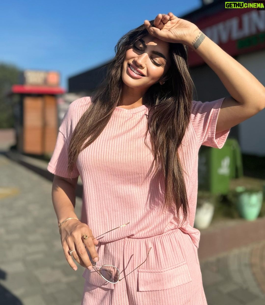 Akanksha Puri Instagram - Highway And Me ...❤️🚙 . . Pic credit @ravishankar28070 . #highwaydiaries #instagood #fashion #style #sunkissed #love #fitness #fitandfabulous #beingme #akankshapuri #❤️ Vadodara, Gujarat, India