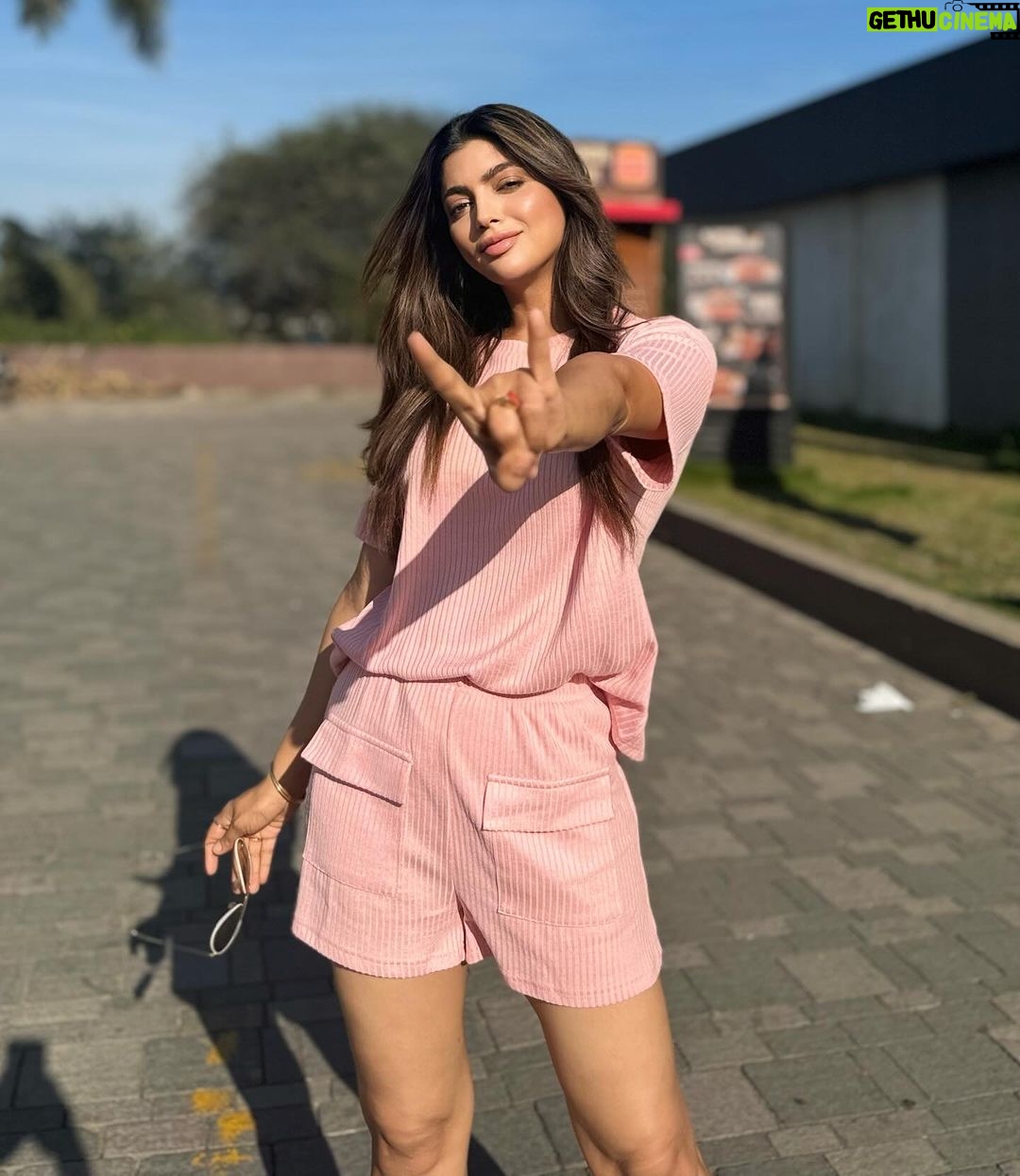 Akanksha Puri Instagram - Highway And Me ...❤️🚙 . . Pic credit @ravishankar28070 . #highwaydiaries #instagood #fashion #style #sunkissed #love #fitness #fitandfabulous #beingme #akankshapuri #❤️ Vadodara, Gujarat, India