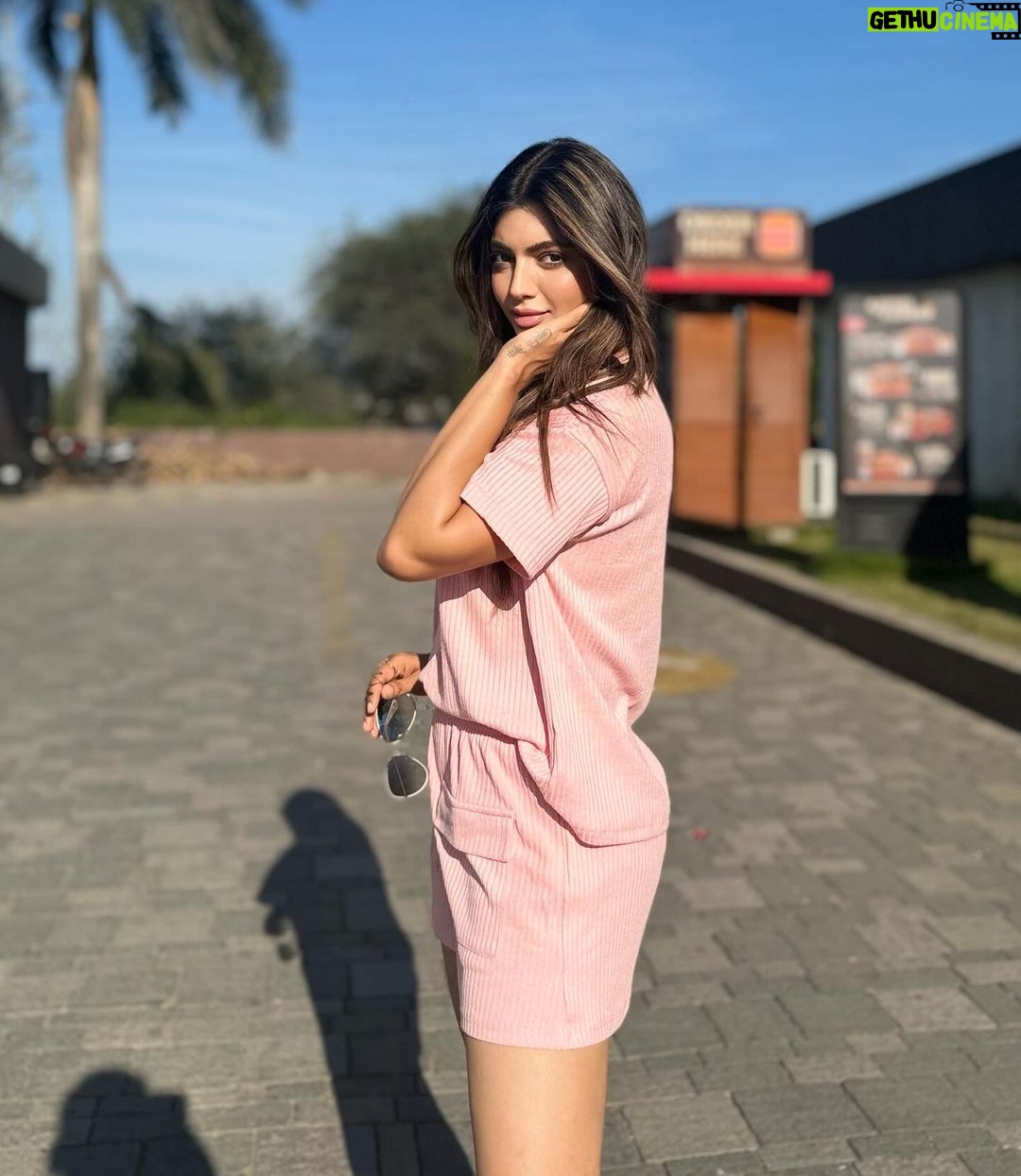 Akanksha Puri Instagram - Highway And Me ...❤️🚙 . . Pic credit @ravishankar28070 . #highwaydiaries #instagood #fashion #style #sunkissed #love #fitness #fitandfabulous #beingme #akankshapuri #❤️ Vadodara, Gujarat, India