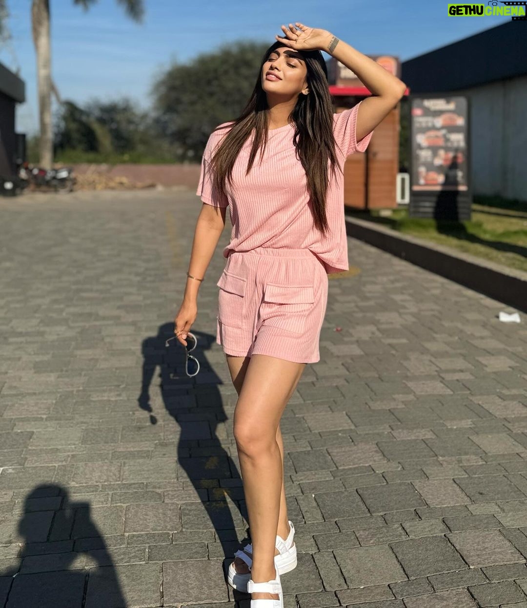 Akanksha Puri Instagram - Highway And Me ...❤️🚙 . . Pic credit @ravishankar28070 . #highwaydiaries #instagood #fashion #style #sunkissed #love #fitness #fitandfabulous #beingme #akankshapuri #❤️ Vadodara, Gujarat, India