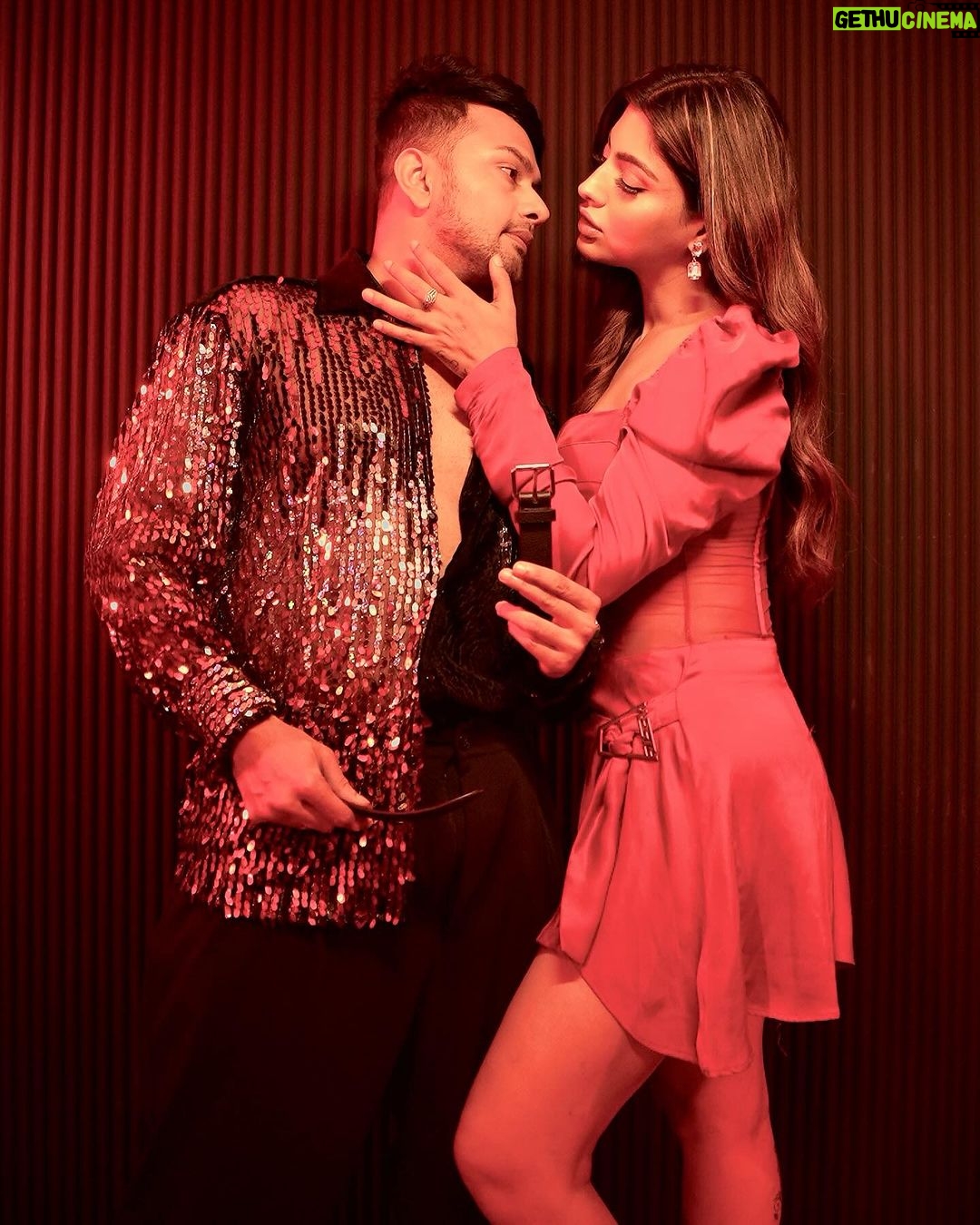 Akanksha Puri Instagram - Did you like our take on Belt Dance ?? #valentines #awezdarbar #akankshapuri #🔥 @awez_darbar Mumbai, Maharashtra