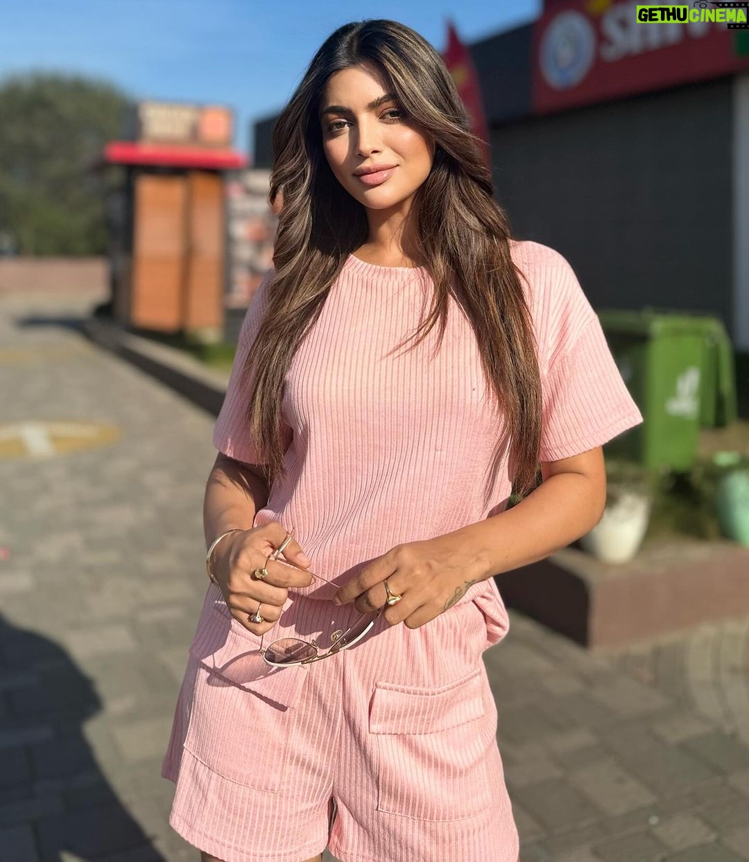 Akanksha Puri Instagram - Highway And Me ...❤️🚙 . . Pic credit @ravishankar28070 . #highwaydiaries #instagood #fashion #style #sunkissed #love #fitness #fitandfabulous #beingme #akankshapuri #❤️ Vadodara, Gujarat, India