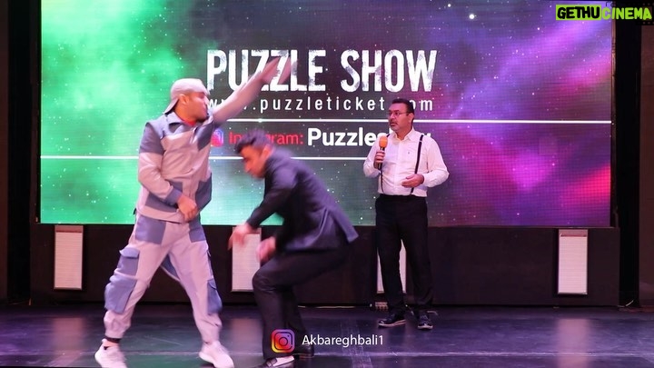 Akbar Eghbali Instagram - همیشه باید حواسمون به قضاوتهامون،انتقاد کردنامون و خلاصه به نوع گفتارمون باشه حداقل وقتی قضاوت یا انتقاد میکنیم راهکار هم بدیم،یا دلیل قانع کننده بیاریم البته این نظر منه.❤️❤️ #اکبراقبالی #ایران #خنده #کیش #فان #اکبر_اقبالی Kish, Iran