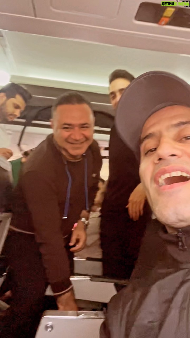 Akbar Eghbali Instagram - اینجا نا شکری کردم به شوخی گفتم همش کنار همیم اگه میدونستم قرار آخرین پروازش باشه و آخرین اجراش هیچ وقت این حرفو نمیزدم 💔🖤 #ایران #تهران #کیش_ایران
