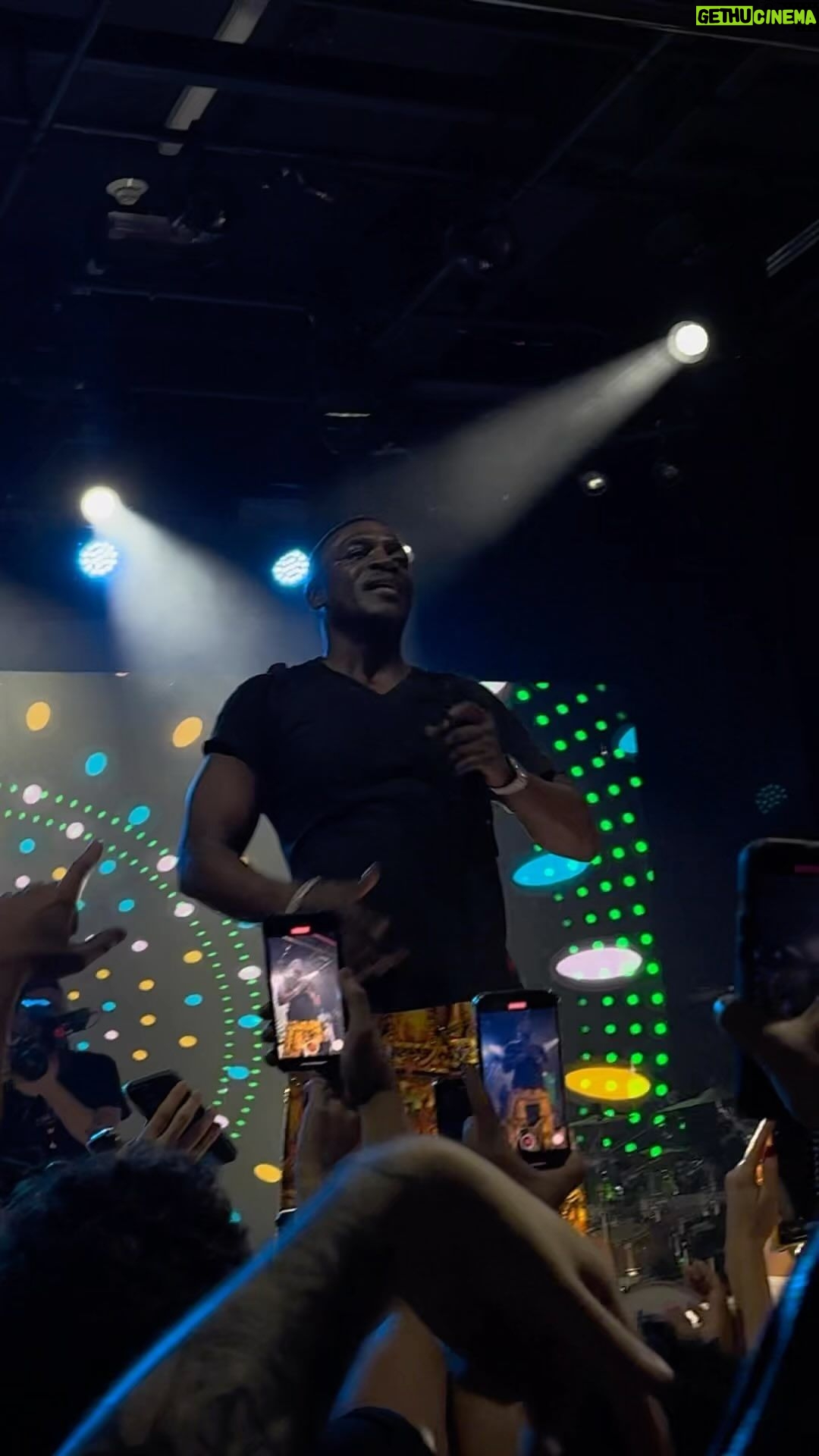 Akon Instagram - #superfantour 🇬🇧🇪🇺 🔗 in bio