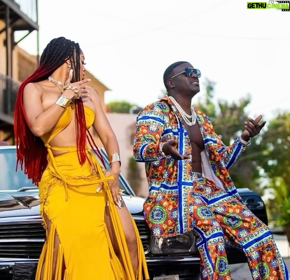 Akon Instagram - 🔥🔥my new video from “Far Away” with @sincerelyamirror now playing on @youtube #newvideo #newmusicfriday @vevo (hit the link in my bio)