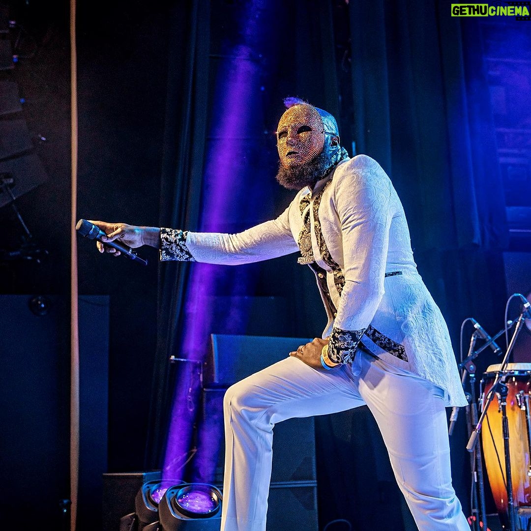 Akon Instagram - NYC was rediculous!!! THANK YOU SO MUCH. Felt amazing to hear my Block Royal Family in the building. JERSEY was Deep! π₯π₯π₯π₯π₯π₯AKON SUPER FAN TOUR!!