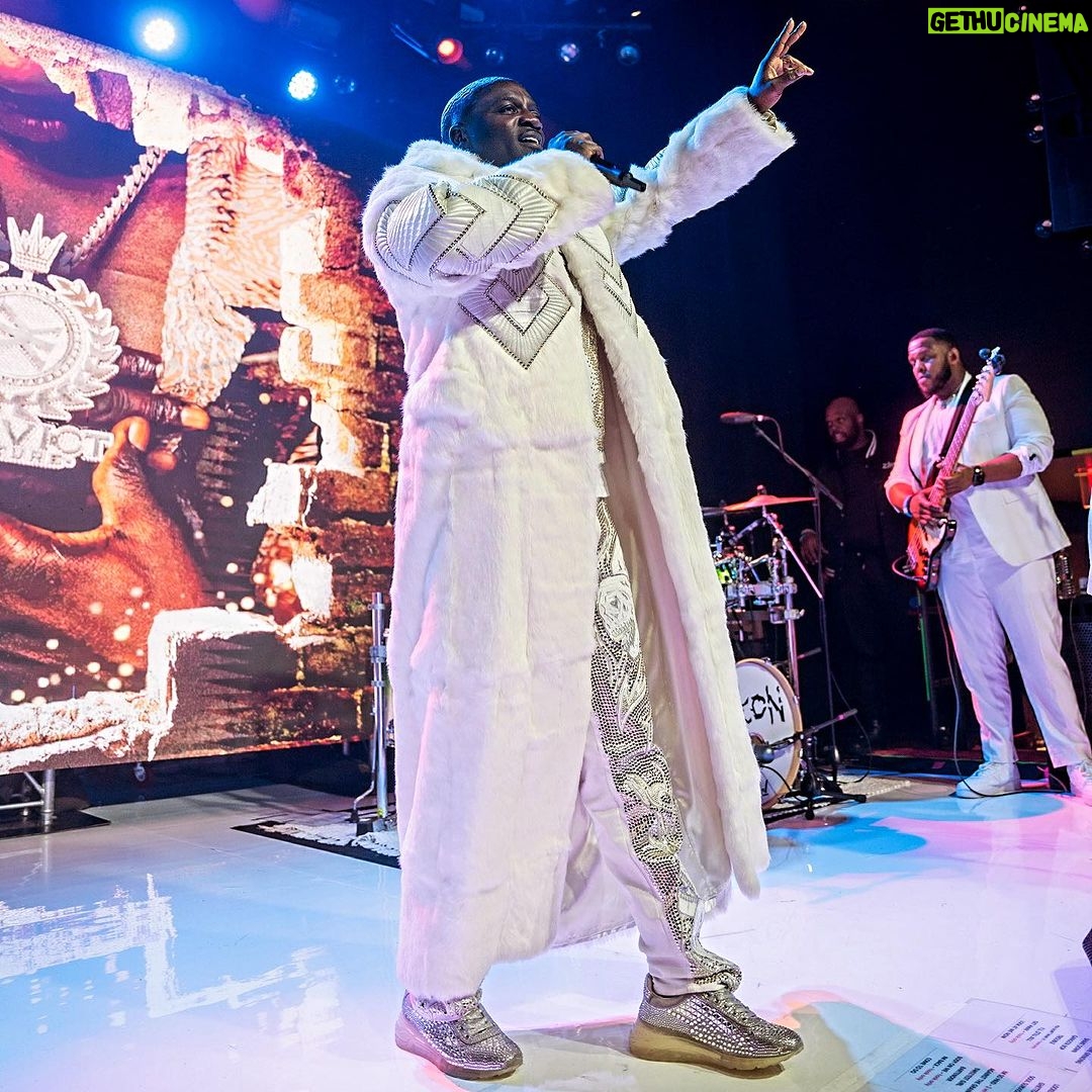 Akon Instagram - NYC was rediculous!!! THANK YOU SO MUCH. Felt amazing to hear my Block Royal Family in the building. JERSEY was Deep! π₯π₯π₯π₯π₯π₯AKON SUPER FAN TOUR!!