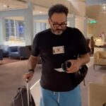 Akram Hosni Instagram - مفاجأه جميله اوي يا @amirteima 👀 قمر وزبده في الطريق الي حائل ✈️ "حتي لا يطير الدكان" من ٣١ مايو الي ٢ يونيو علي مسرح النادي الأدبي الثقافي في حائل 🎭