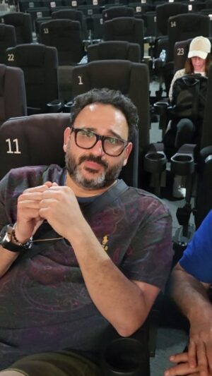 Akram Hosni Instagram - انا قمر الدين..مستنيكم من ٢٦ ل٢٩ أبريل علي المسرح العربي بجده سيتي ووك.. 
مسرحيه "حتي لا يطير الدكان"🎭

لينك الحجز في السيرة الذاتية