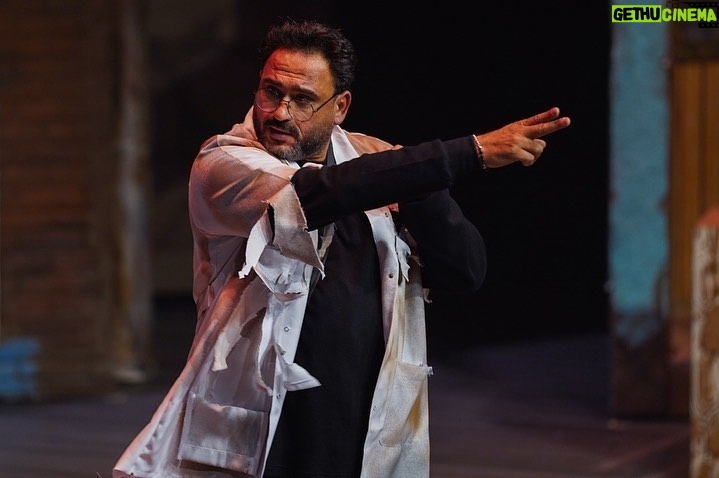 Akram Hosni Instagram - في حب خشبة المسرح 🎭 #يوم_المسرح_العالمي