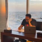 Akram Hosni Instagram – من “مكتوب عليا” ل “حتي لا يطير الدكان” .. يا قلبي لا تحزن 😂

لينك الحجز في السيره الذاتيه 👆🏼