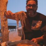 Akram Hosni Instagram - لما يبقي مزاجي رايق بعمل اللي ميتعملش. حتي بص الحركه دي @ahmedhelmy 🍝