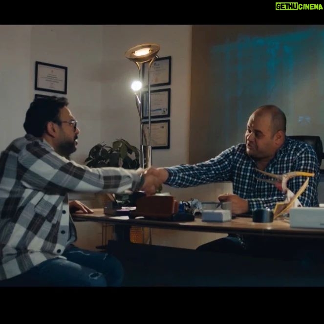 Akram Hosni Instagram - لما تروح لدكتور نفسي كانت عينه علي طب بيطري.. نورتني يا تايسوني ووحشني الشغل معاك ❤️ #مكتوب_عليا