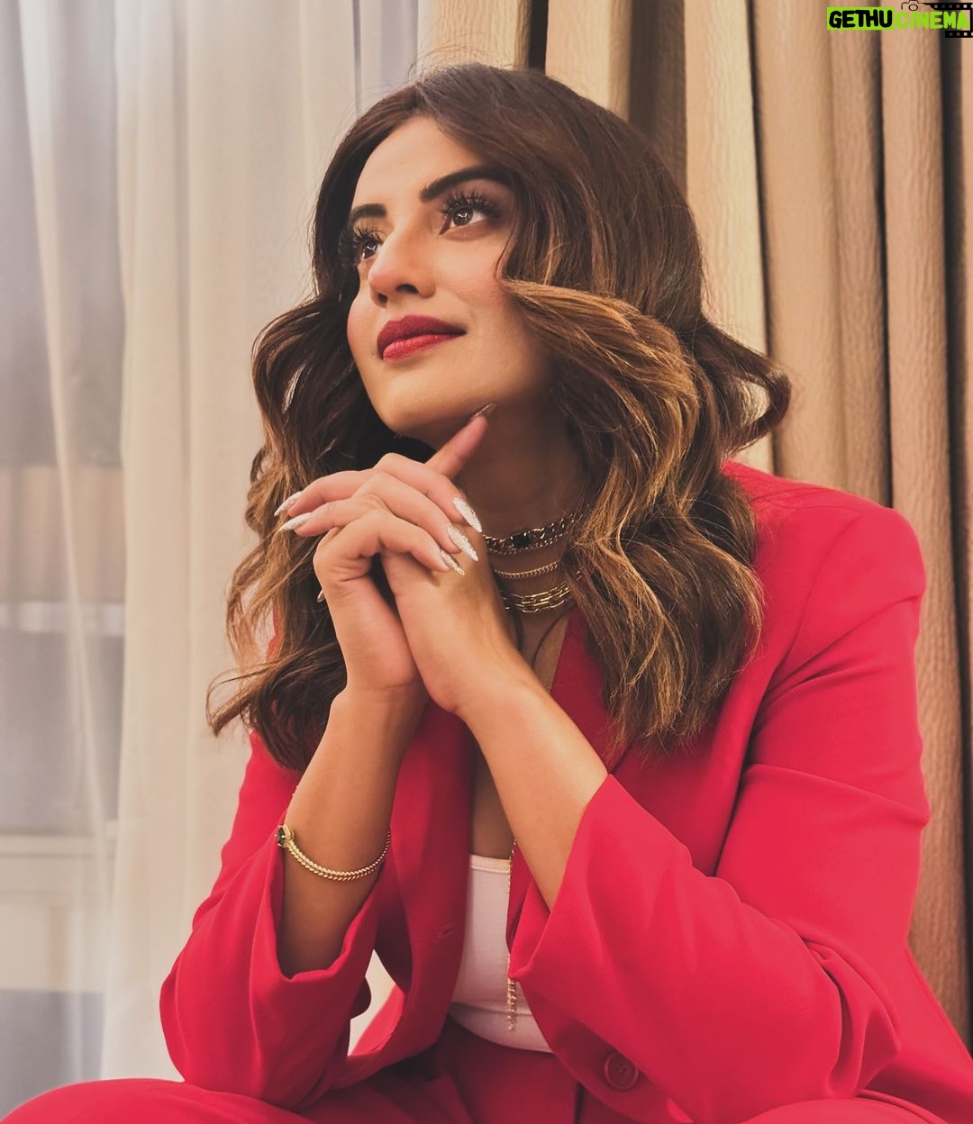 Akshara Singh Instagram - Nazar mujhse milate ho to Kyu sharmaa se jaate ho ?? . . . . . #aksharasingh #lfl #red #instagood #picoftheday #♥