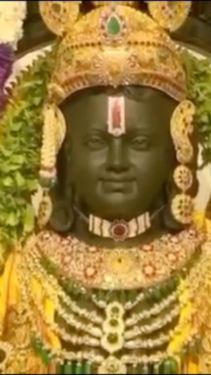 Akshara Singh Instagram - आज खुश होके बरीसे नयनवा हो , आज पूरा भईल सबके सपनवा हो 🙏🚩

#जयश्रीराम 🚩🙏