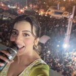 Akshara Singh Instagram – Love you daaudnagar 🙏❤️ 18 ghante ke non stop travelling ke baad main niraash ho gayi thi late hone par ☹️ 

Par aaplog ke pyar ne mujhe double energy de di aur bahut saara motivation bhi 🤗

#aksharasingh #dalmiabazaar #daaudnagar