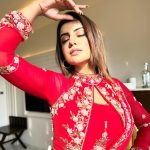 Akshara Singh Instagram – Freshly baked red 💋
.
.
.
.
.
💄 @ps_makeover29 
🥻 @shivaliahmedabad @fashion_stylist_7 

#aksharasingh #red #sunshine