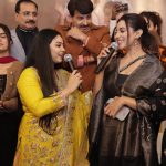 Akshara Singh Instagram - Shaanu ka bday aur hum 🤗♥️ #aksharasingh #surbhitiwari #manojtiwari