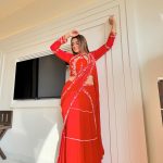 Akshara Singh Instagram – Freshly baked red 💋
.
.
.
.
.
💄 @ps_makeover29 
🥻 @shivaliahmedabad @fashion_stylist_7 

#aksharasingh #red #sunshine