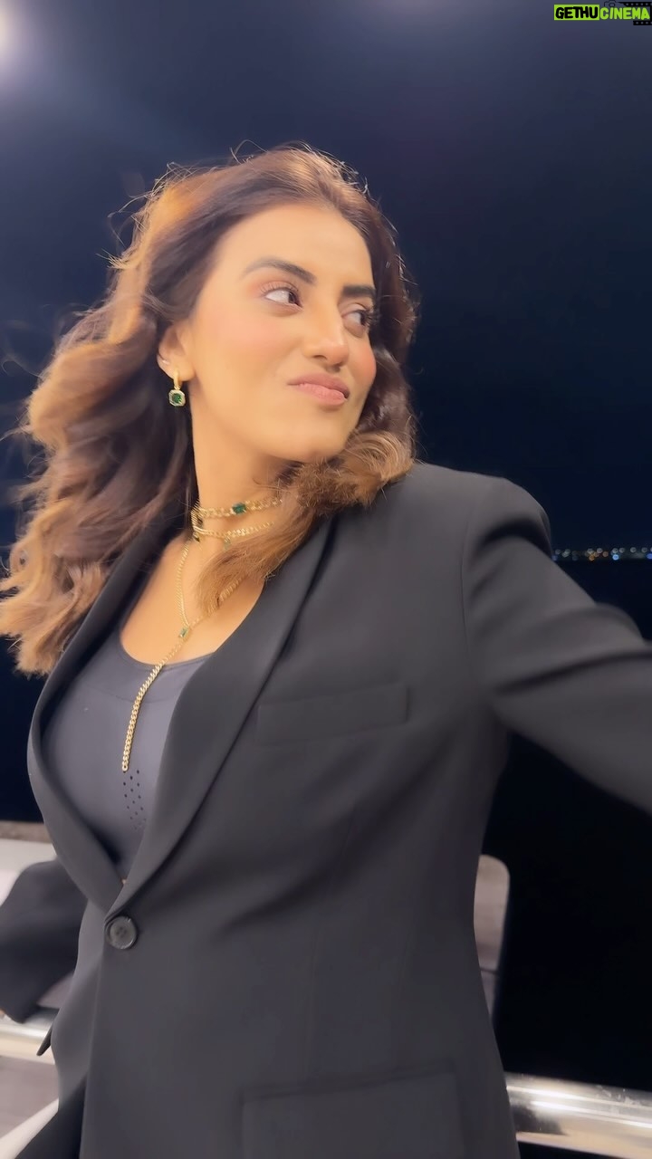 Akshara Singh Instagram - Kya likhun?? Batao na . . . . . . #aksharasingh #lfl #me #myself #lovethissong #vibe #nightsky