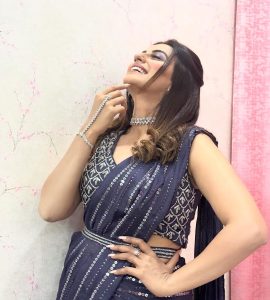 Akshara Singh Instagram - Show yourself more love 💟 . . . . . . . Wearing 👗💎 @weddingcloset_ #aksharasingh #lfl #love #saree #violet #event #night