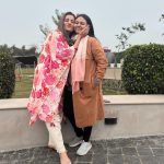 Akshara Singh Instagram - This pic made me emotional hum school me kabhi aise perform kiya karte the ♥️ saal 2000 me ye unexpected sa bond bana jo Ki unbelievable, real aur kab sabse special ho gaya pata nahi chala I mean just look at us 🤗♥️though we don’t have a blood connection I still feel lucky that we have a connection of emotion ,love,care & concern 🤗 @surabhitiwariofficial_ with you I can tell everything without hesitation & I know u won’t judge ,you lift my spirit ,you won’t hurt me intentionally I know you’ll be my side always ♥️🧿 I’m thankful for everything mera baccha specially the care you do aur puchhti ho didi khana khayi ho? Apna Khayal rakho didi 🥹 #soulsister likhna to Bahut Kuchh chahti hu par I love you ♥️😘