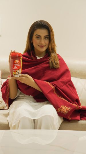 Akshara Singh Instagram - Dosto ye thi meri kahani. Agar aap bhi apne Ghar ko #DawaiKiDukaan bana ke rakhte ho to bataiye mujhe comments mein aur apaniye @daburhyawanprashindia. Isme hai 40+ ayurvedic herbs jo dete hain 100+ beemariyo se ladne ki shakti❤️
Share kariye mujhse apni #DaburChyawanprashKiKahaniyan aur ghar lae immunity ka superhero @daburchyawanprashindia🌟

#GharKoDawaiKiDukaanMatBanao #DaburChyawanprash #DaburChyawanprashKiKahaniyan #ad