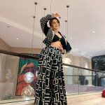 Akshara Singh Instagram – Wear black be gold 🫶🏻✨
.
.
.
.
Wearing @soniyagofficial 
Jewellery @dillanoluxuriousjewels 
@fashion_stylist_7 
💄 @ps_makeover29 
💆‍♀️ @sankpalsavita 

#aksharasingh