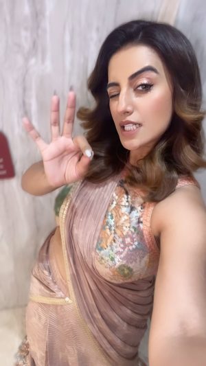 Akshara Singh Instagram - Mere nazar ka teer sanam tere jigar ke paar hua 🔥🫶🏻
.
.
.
.
.
#aksharasingh