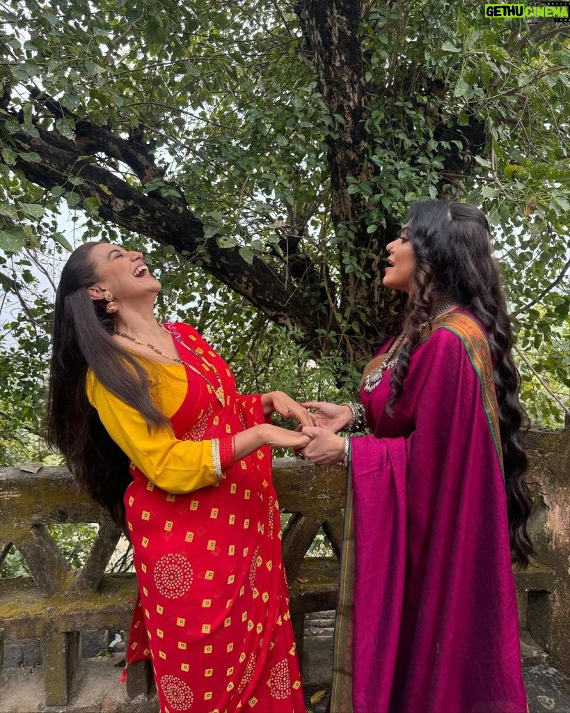 Akshara Singh Instagram - GRACEFUL & one actress which comes to my mind is one n only @rinkughosh_official ji Working for the first time with my most favourite ❤️ it’s my pleasure 😇 See the happiness on my face 🤗 #aksharasingh #rinkughosh #mansadevi #film #beautiful #actress