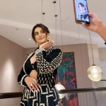 Akshara Singh Instagram – Wear black be gold 🫶🏻✨
.
.
.
.
Wearing @soniyagofficial 
Jewellery @dillanoluxuriousjewels 
@fashion_stylist_7 
💄 @ps_makeover29 
💆‍♀️ @sankpalsavita 

#aksharasingh