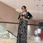 Akshara Singh Instagram – Wear black be gold 🫶🏻✨
.
.
.
.
Wearing @soniyagofficial 
Jewellery @dillanoluxuriousjewels 
@fashion_stylist_7 
💄 @ps_makeover29 
💆‍♀️ @sankpalsavita 

#aksharasingh