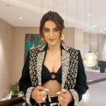 Akshara Singh Instagram – Wear black be gold 🫶🏻✨
.
.
.
.
Wearing @soniyagofficial 
Jewellery @dillanoluxuriousjewels 
@fashion_stylist_7 
💄 @ps_makeover29 
💆‍♀️ @sankpalsavita 

#aksharasingh