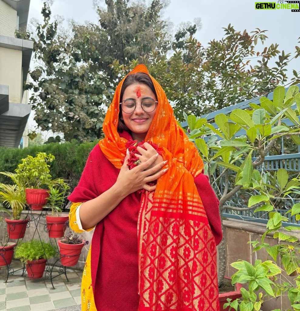 Akshara Singh Instagram - वसंत पंचमी के दिन माँ विंधवासिनी का चरण वंदन करने का सौभाग्य प्राप्त हुआ 🙏 मैं सच्चे मन से देश के वीर जवानों कि कुर्बानी को शत शत नमन एवं भावपूर्ण श्रद्धांजलि अर्पित करती हु। #jaihind🇮🇳 #BharatMataKiJai🇮🇳माँ सरस्वती की साक्षात कृपा दृष्टि हमेसा आप पे बनी रहे 🙏