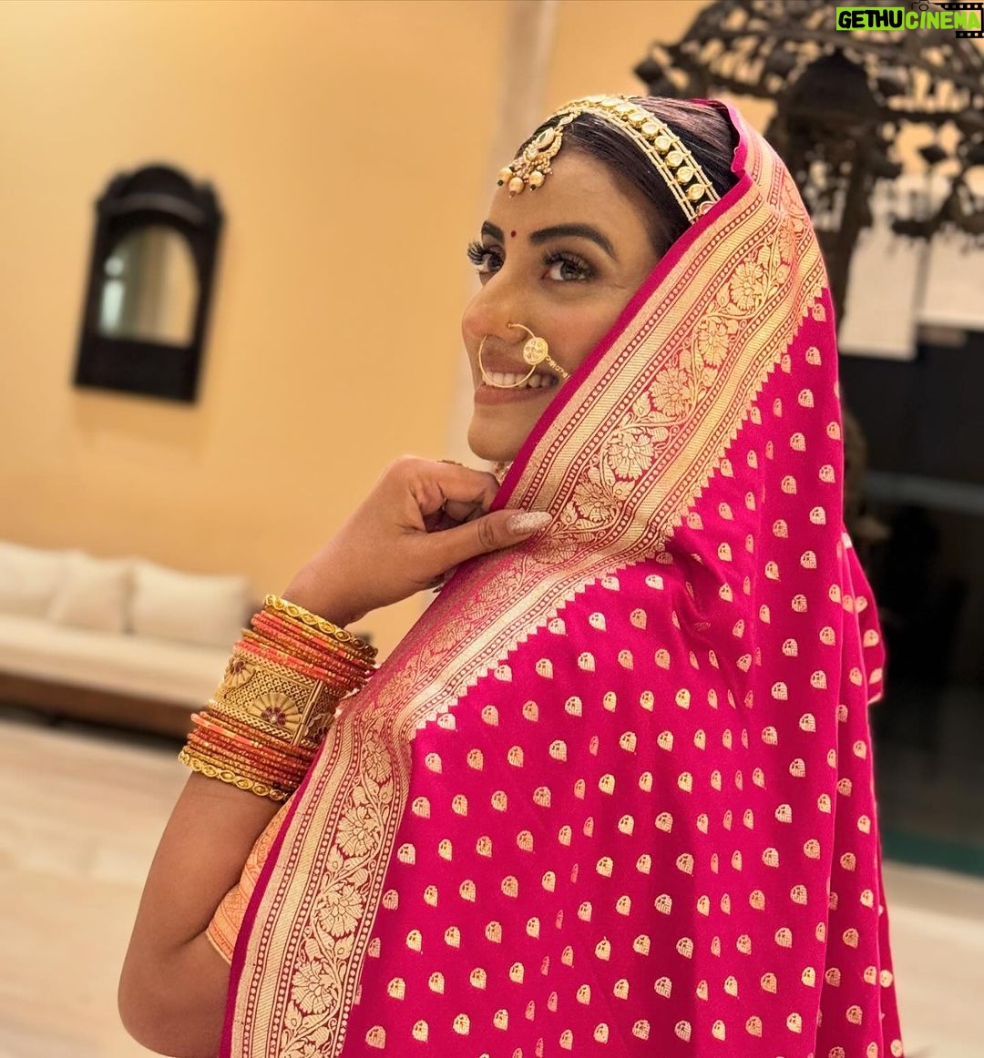 Akshara Singh Instagram - Being the twinkle of the night in banarasi lehenga ✨♥️ . . . . . . . 🥻 @jarierabanaras 💎 @jewelkartfashion #aksharasingh #lfl #banarasi #lehnga #indian #look